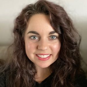 Meet your Posher, Larissa